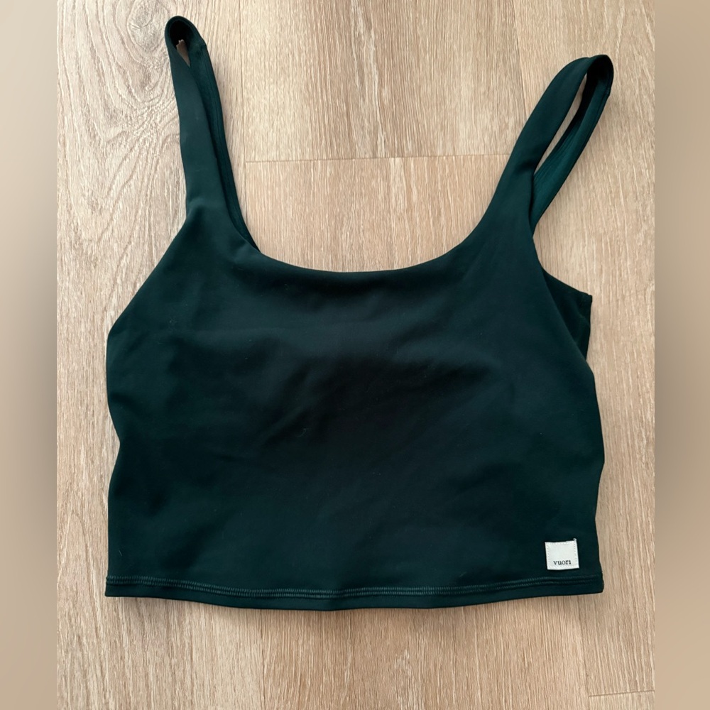 Vuori Daily Crop Tank in Aspen Size Small No Pads Pristine Condition